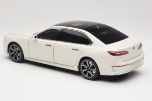 BMW i7 G70 White Metallic Minichamps 1:18 110023200 Diecast - image 7 of 8
