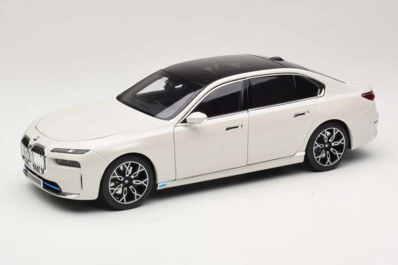 BMW i7 G70 White Metallic Minichamps 1:18 110023200 Diecast