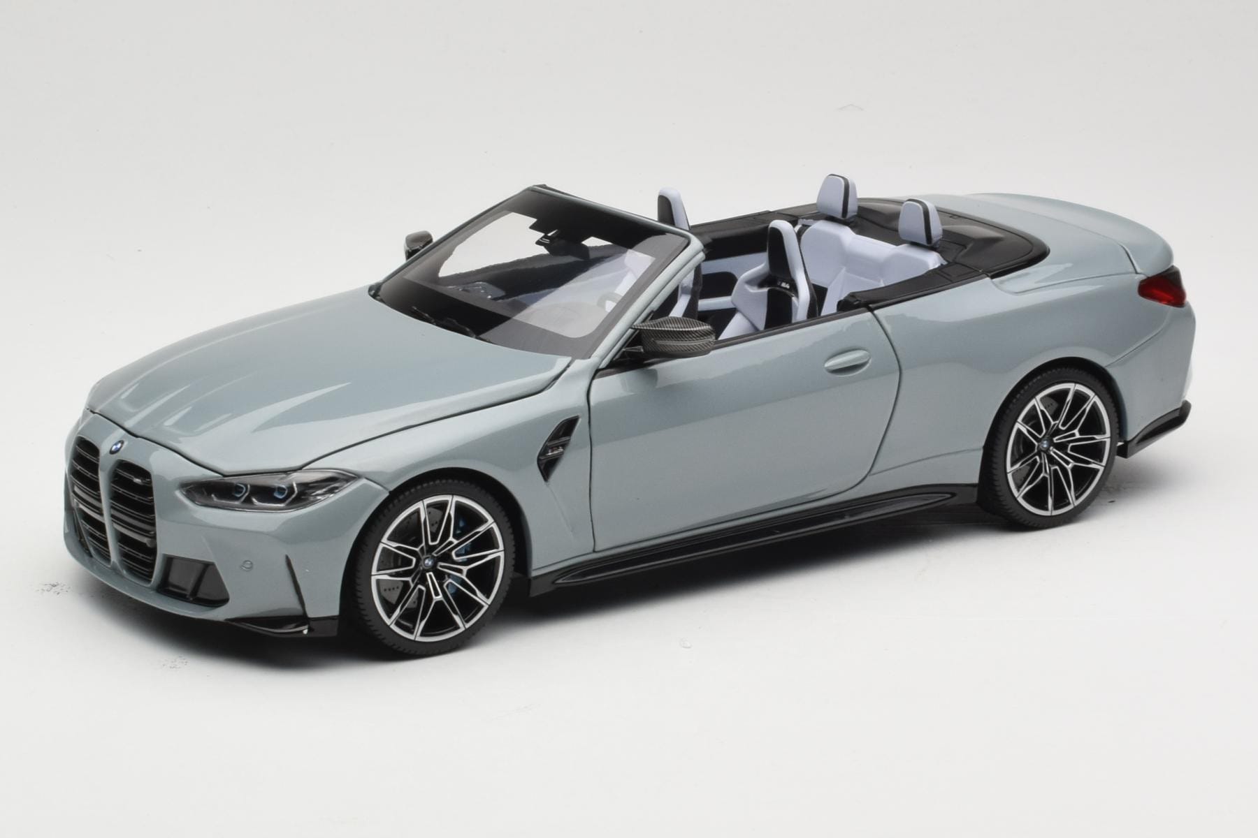BMW M4 G83 Cabriolet Grey Metallic Minichamps 1:18