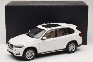 BMW X5 E70 Alpine White Paragon 1:18 PA-97073 Diecast - image 8 of 8