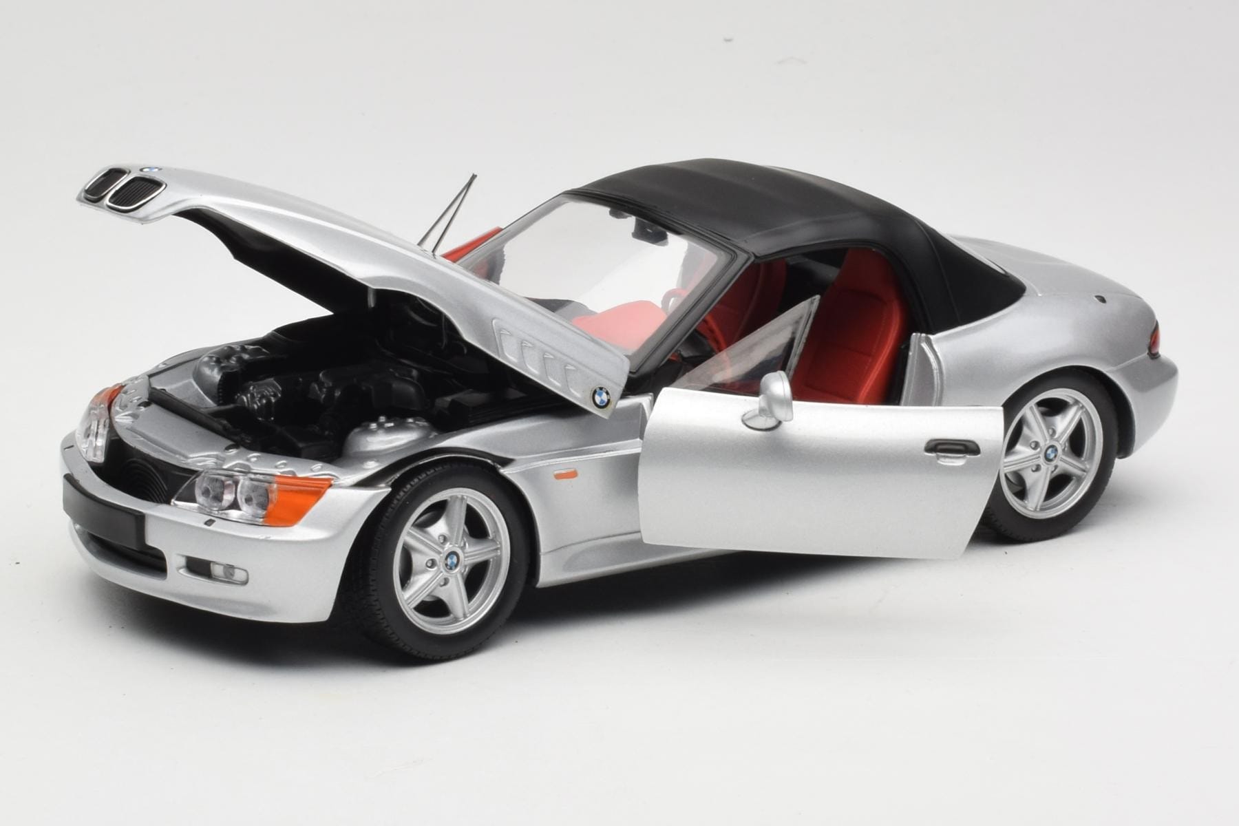 UT Models BMW Z3 Roadster 1.8 1:18 Silver Diecast