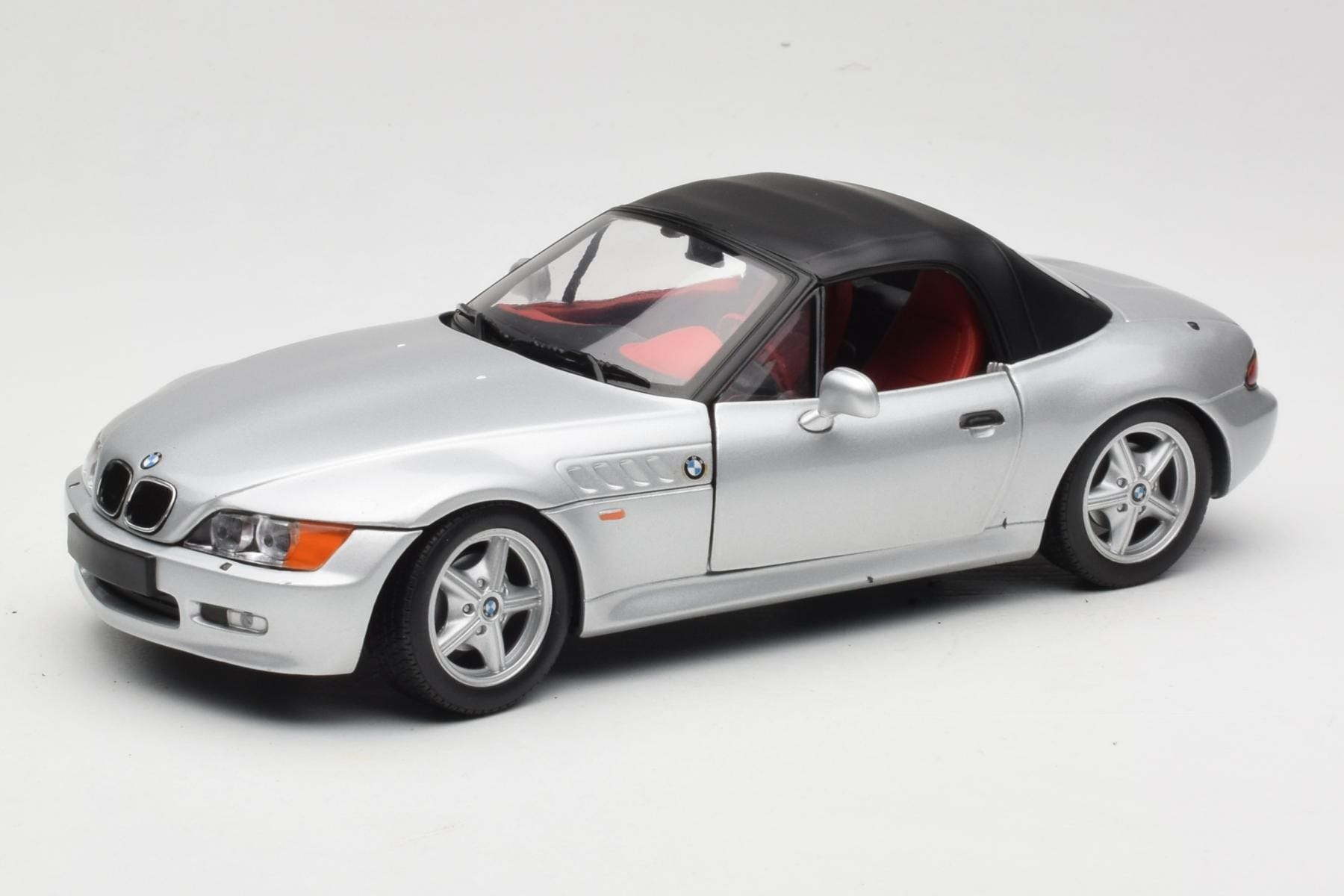 UT Models BMW Z3 Roadster 1.8 1:18 Silver Diecast