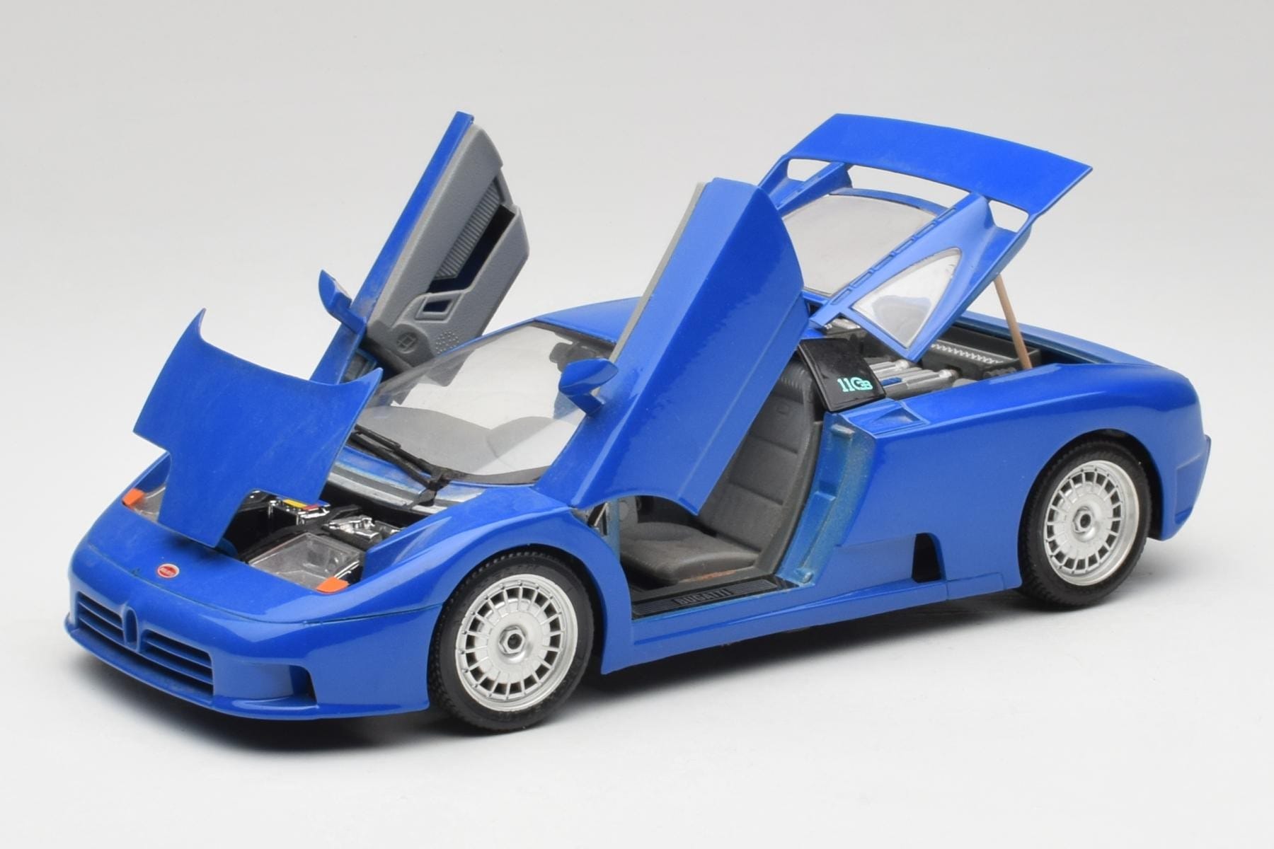 bugatti-eb110-dark-blue-