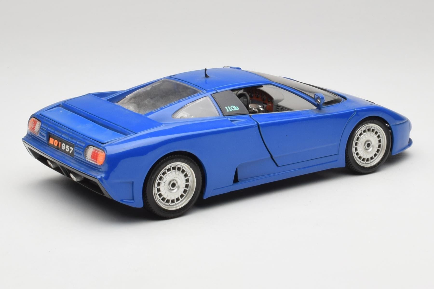 Bburago Bugatti EB110 1:18 Dark Blue Diecast Supercar