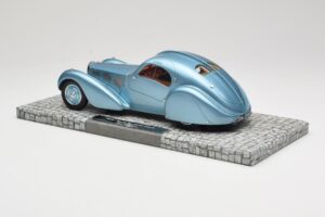 Bugatti Type 57SC Atlantic Blue Minichamps 1:18 107110320 Diecast - image 5 of 6