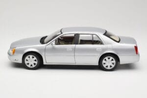 Cadillac DeVille DTS Maisto 1:18 56061 Diecast - image 4 of 8