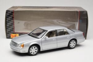 Cadillac DeVille DTS Maisto 1:18 56061 Diecast - image 8 of 8