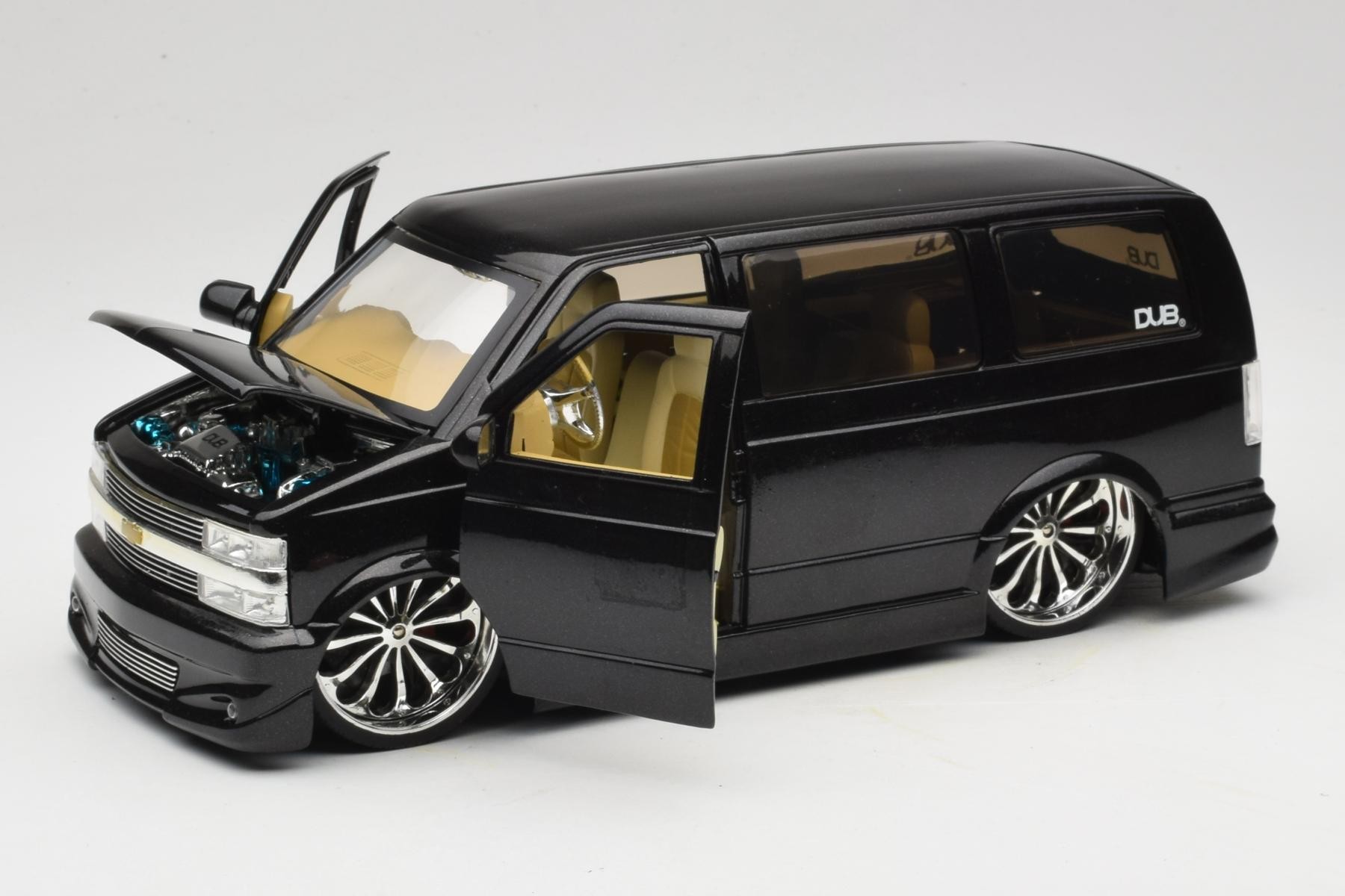 Jada Chevrolet Astro Van 1:18 Diecast Tuned Black
