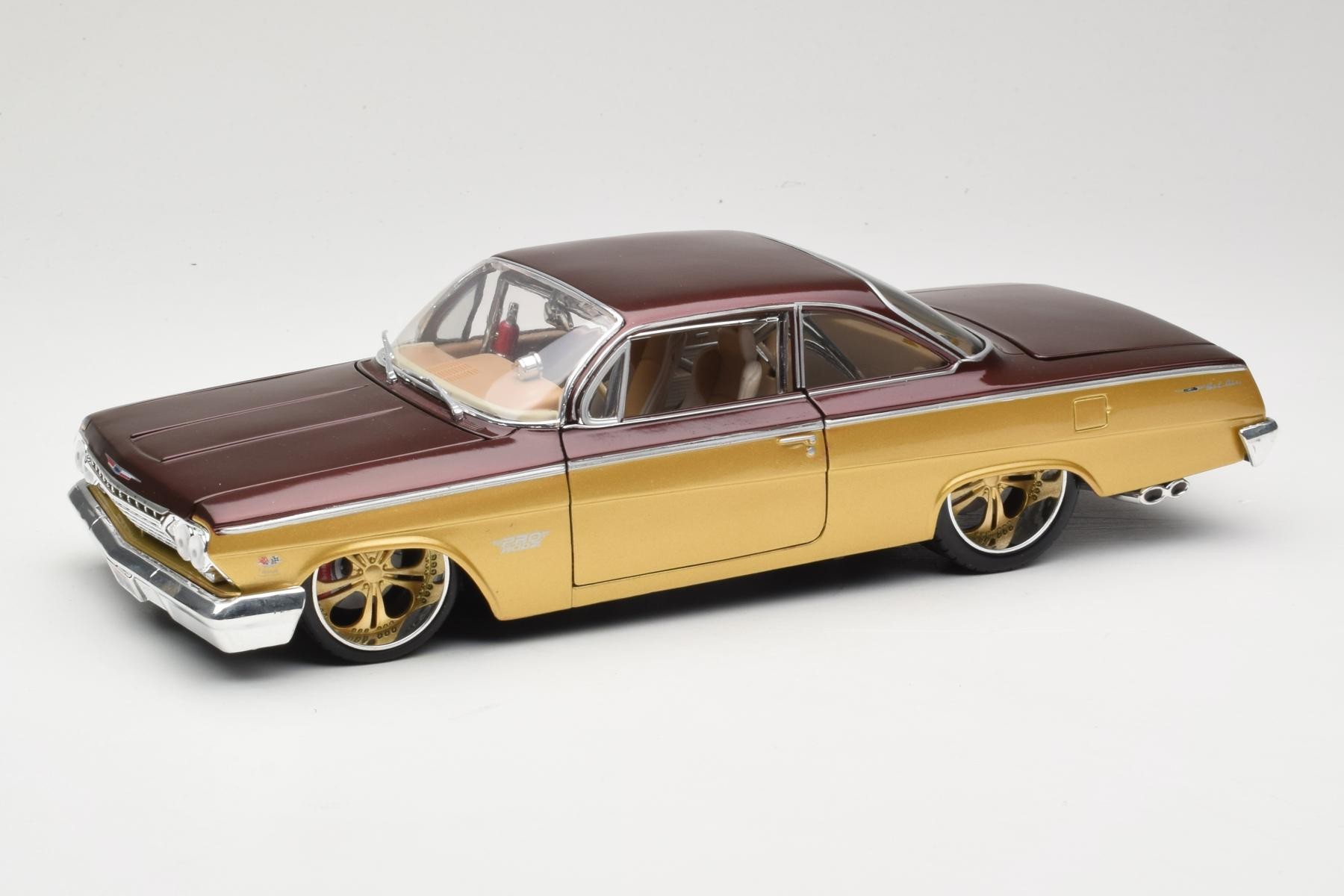 Chevrolet Bel Air 1962 1:18 Maisto Diecast Gold