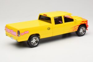 Chevrolet C2500 Silverado Pussy Wagon From Kill Bill Yellow GreenLight 1:18 19015 Diecast - image 2 of 6