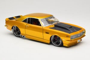 Chevrolet Camaro Z/28 Gold Maisto 1:18 31066 Diecast - image 6 of 8