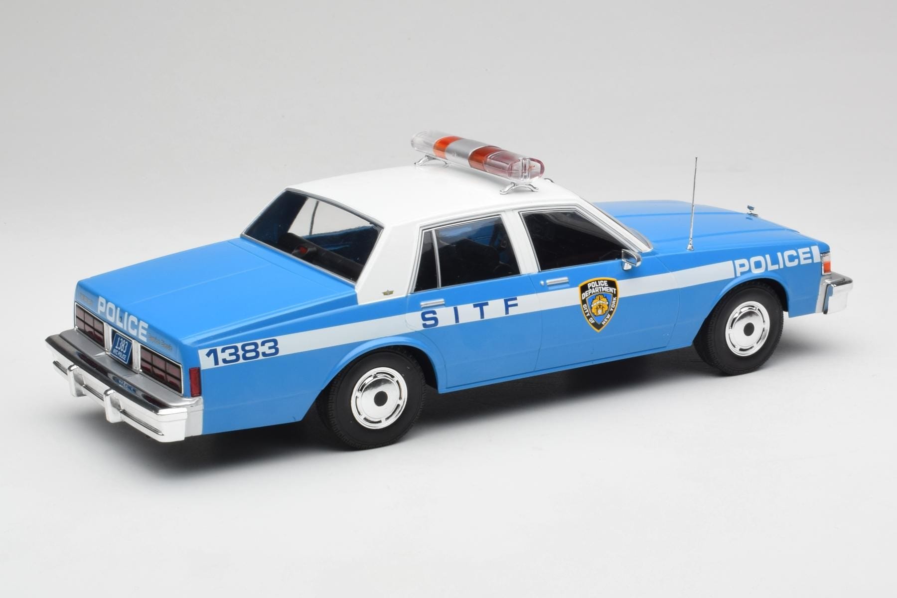 MCG Chevrolet Caprice 1987 NYPD 1:18 Diecast