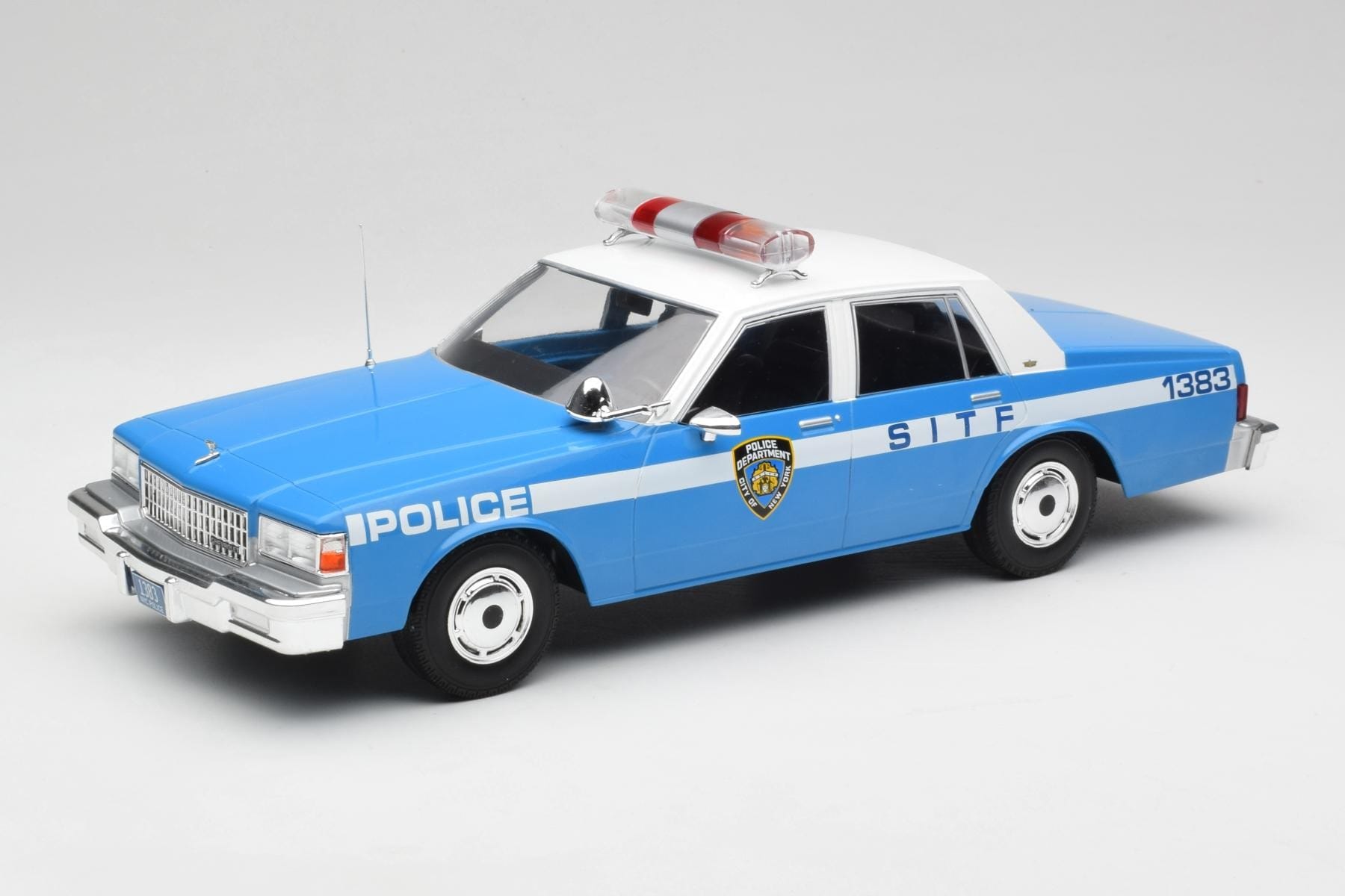 MCG Chevrolet Caprice 1987 NYPD 1:18 Diecast
