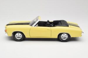 Chevrolet Chevelle SS 454 Yellow Maisto 1:18 531890 Diecast - image 4 of 8