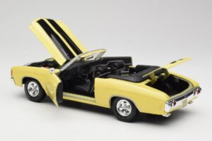 Chevrolet Chevelle SS 454 Yellow Maisto 1:18 531890 Diecast - image 5 of 8