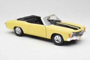 Chevrolet Chevelle SS 454 Yellow Maisto 1:18 531890 Diecast - image 6 of 8