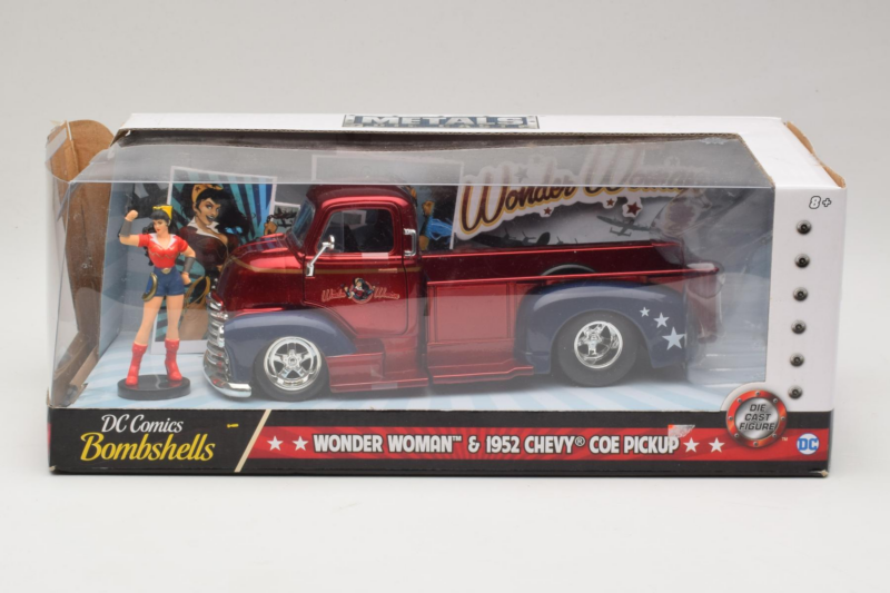 Chevrolet COE Pickup Wonder Woman With Figure Metals Diecast 1:24 Chevrolet COE Pickup Wonder Woman With Figure Metals Diecast 1:24 30453 Diecast