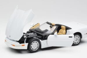 Chevrolet Corvette C4 Cabriolet White Maisto 1:18 32830 Diecast - image 2 of 8