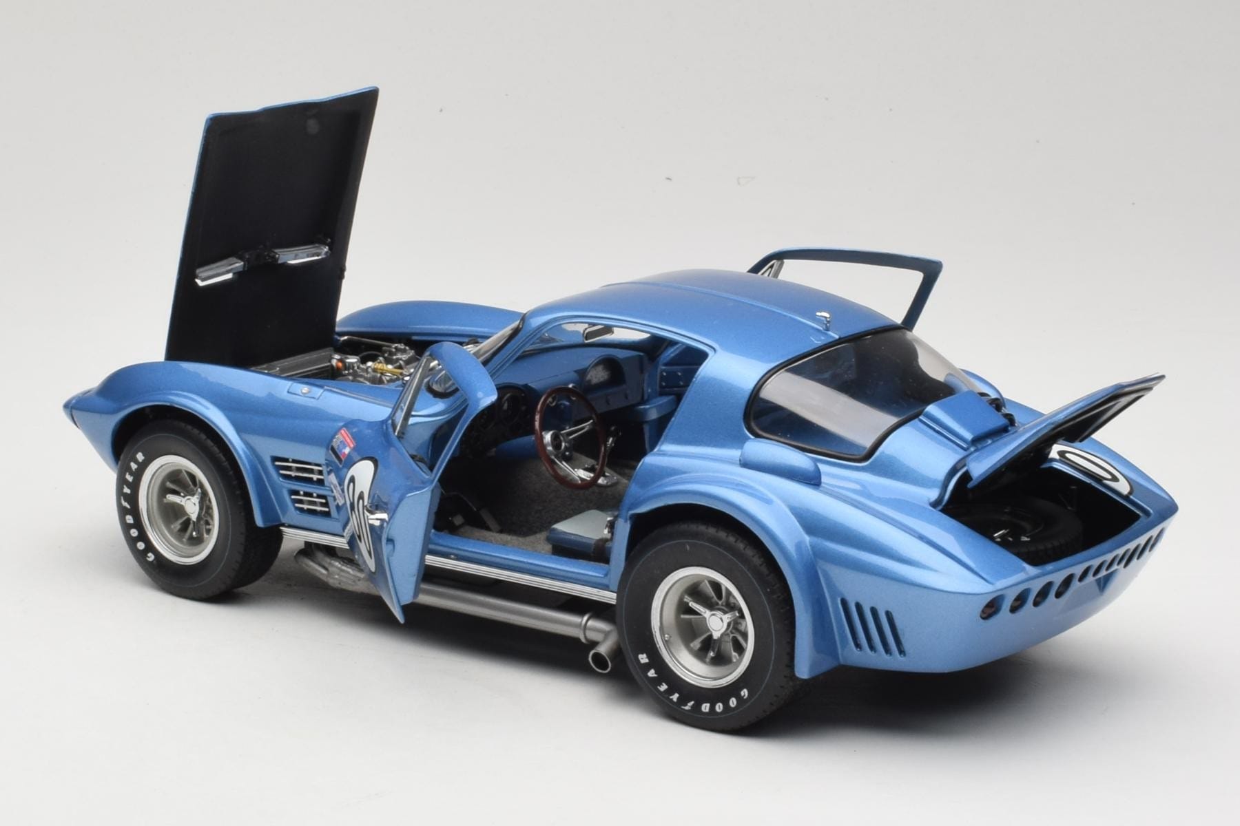 Exoto Corvette Grand Sport 1:18 Penske Nassau 1963