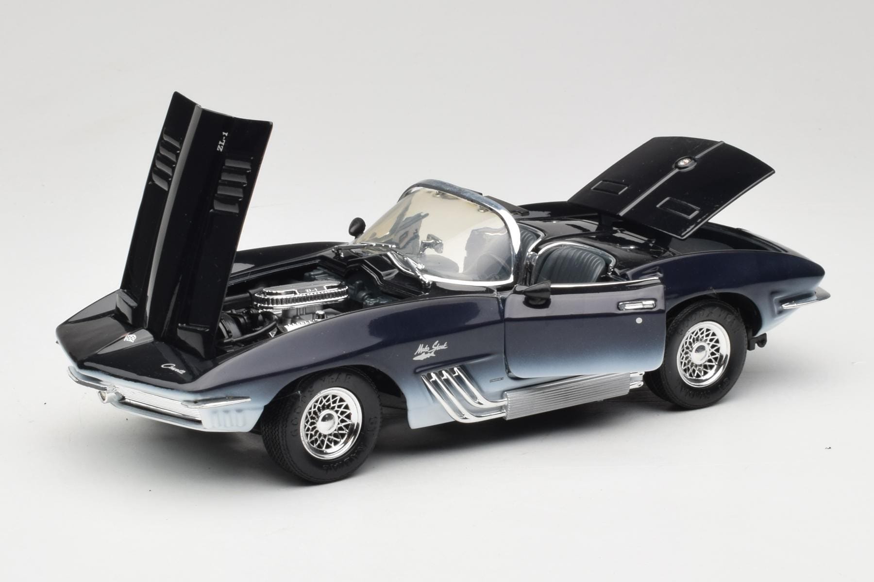 コルベット マコシャーク　1/18 ミニカー Chevrolet Corvette Mako Shark Motormax 1:18