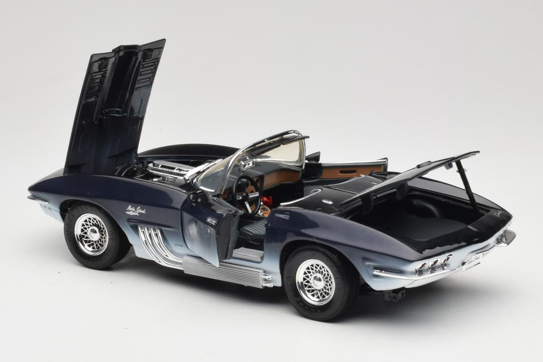 UTモデルス コルベット スティングレィ　マコシャーク1/18 Chevrolet Corvette Mako Shark Motormax 1:18