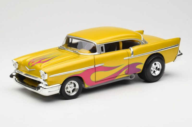 Chevrolet Custom Yellow with Flame Hot Wheels 1:18 Chevrolet Custom Yellow with Flame Hot Wheels 1:18 21356 Diecast