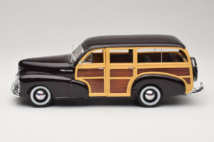 Chevrolet Fleetmaster Woody Black Maisto 1:18 56043 Diecast - image 4 of 8