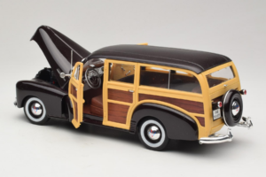 Chevrolet Fleetmaster Woody Black Maisto 1:18 56043 Diecast - image 5 of 8