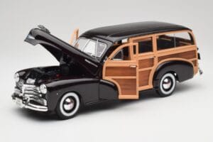 Chevrolet Fleetmaster Woody Black & Wood Panels Maisto 1:18 43697545B Diecast - image 2 of 8