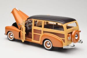 Chevrolet Fleetmaster Woody Gold Maisto 1:18 56042 Diecast - image 5 of 8