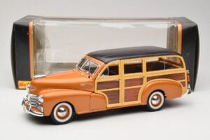 Chevrolet Fleetmaster Woody Gold Maisto 1:18 56042 Diecast - image 8 of 8