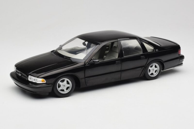 Chevrolet Impala SS Black UT Models 1:18 21031 Diecast