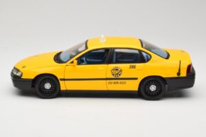 Chevrolet Impala Taxi Maisto 1:18 36617 Diecast - image 4 of 8