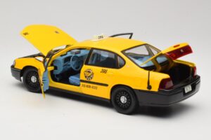 Chevrolet Impala Taxi Maisto 1:18 36617 Diecast - image 5 of 8