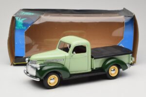 Chevrolet Pickup Green Solido 1:18 8063 Diecast - image 8 of 8