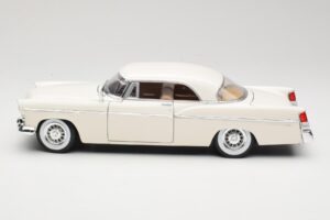 Chrysler 300B White Maisto 1:18 531897 Diecast - image 4 of 8