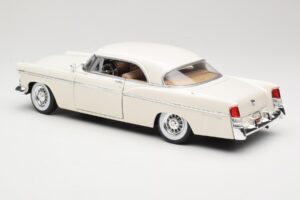 Chrysler 300B White Maisto 1:18 531897 Diecast - image 7 of 8