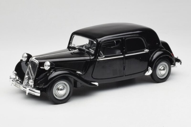 Citroen 15CV 6 Cyl Black Maisto 1:18 31821 Diecast
