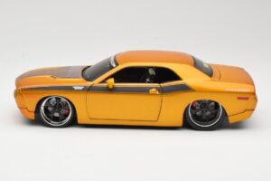 Dodge Challenger Concept Gold Maisto 1:18 31320 Diecast - image 4 of 8