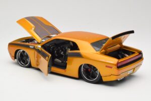 Dodge Challenger Concept Gold Maisto 1:18 31320 Diecast - image 5 of 8