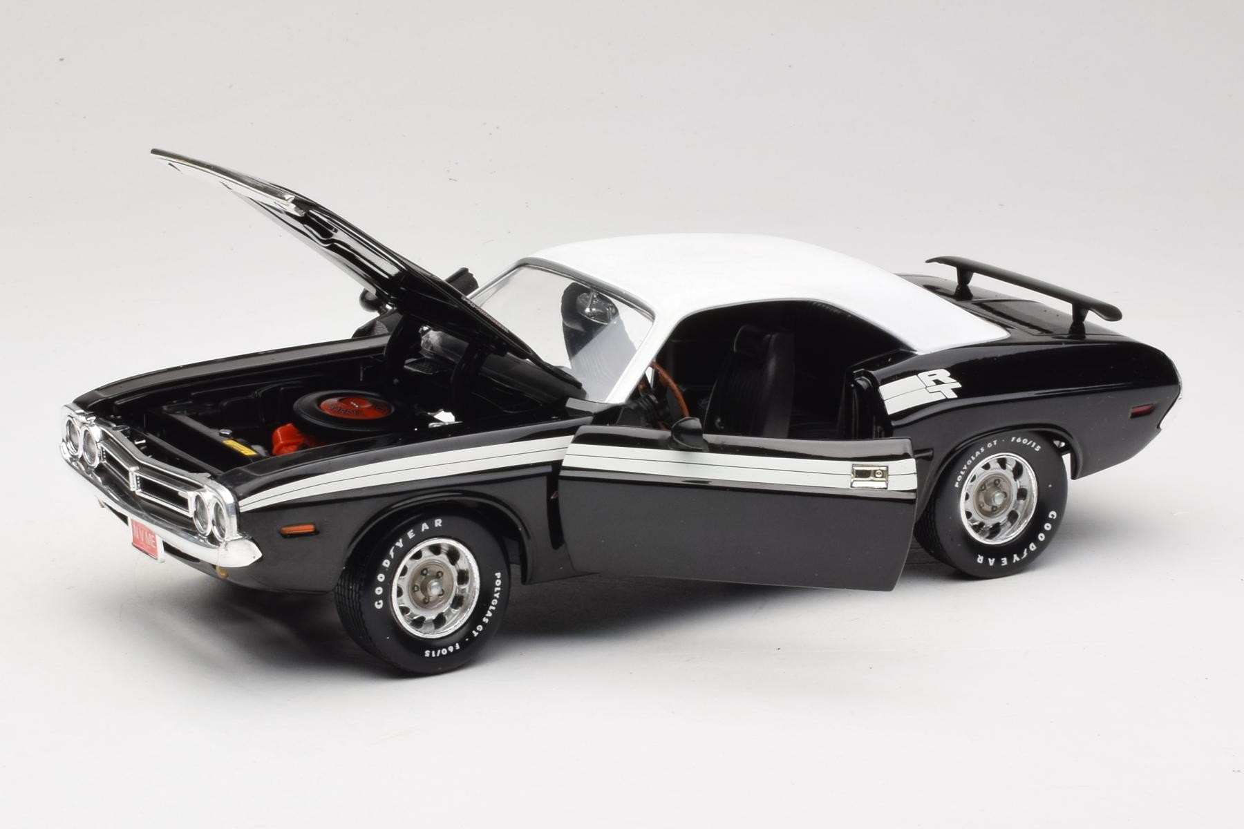 ERTL Dodge Challenger R/T 1971 1:18 Diecast Black White
