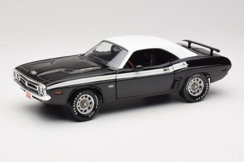 Dodge Challenger R/T Black & White ERTL 1:18 36549 Diecast