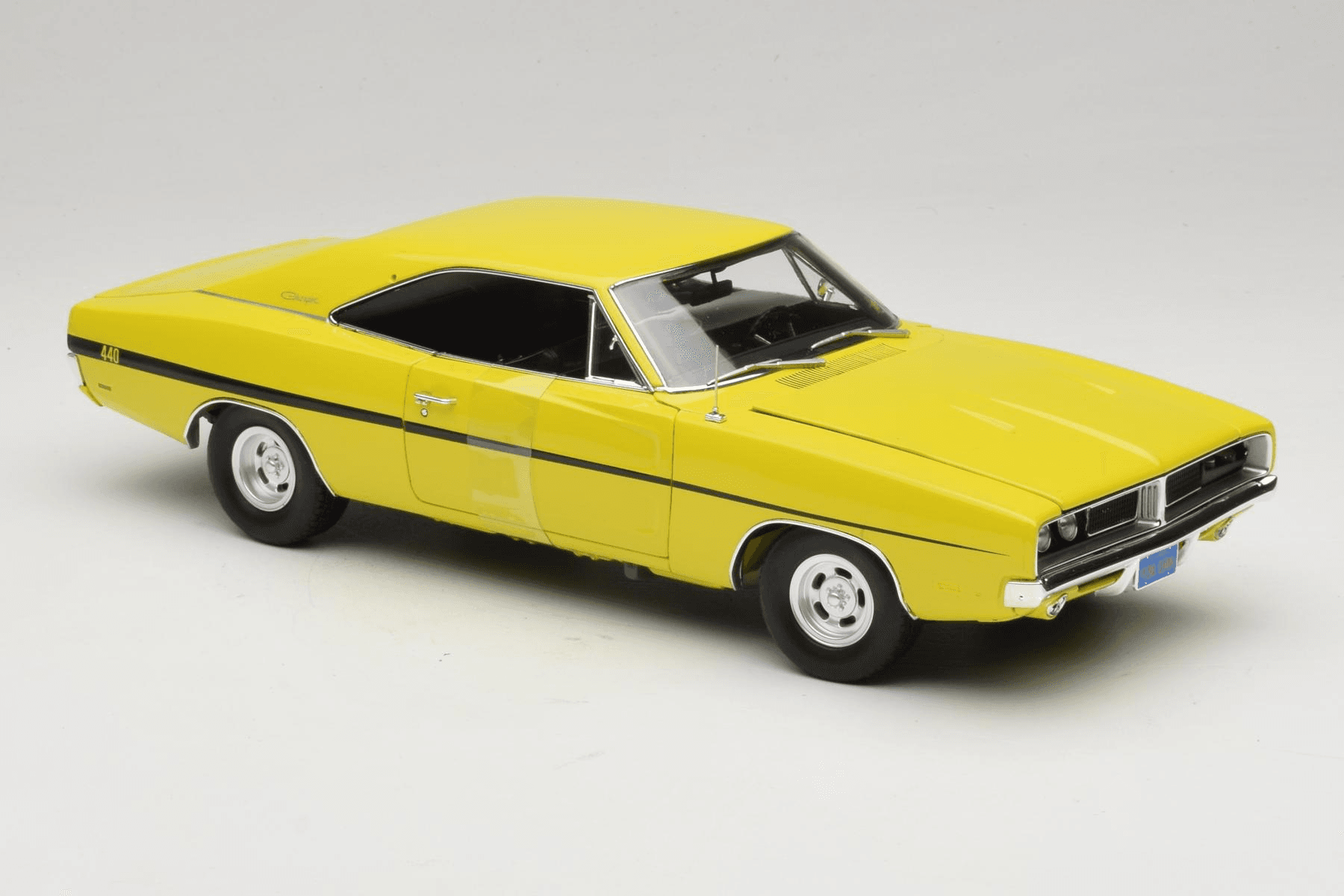 Auto World Dodge Charger R/T 1:18 Dirty Mary Crazy Larry
