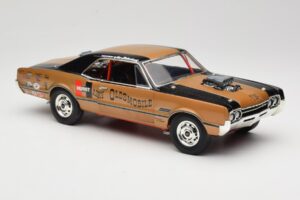 Oldsmobile 442 Hurst Hairy Olds Twin-Engine 4WD 1966 Highway 61 1:18 50089 Diecast - image 6 of 8