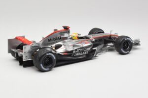 McLaren MP4-25 Mercedes #2 L. Hamilton Showcar 2010 Minichamps 1:18 110100006-R1 Diecast - image 2 of 6