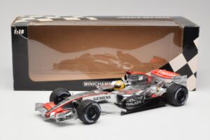 McLaren MP4-25 Mercedes #2 L. Hamilton Showcar 2010 Minichamps 1:18 110100006-R1 Diecast - image 6 of 6