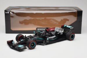 Mercedes AMG W12 Petronas #44 L. Hamilton Spanish GP 100th Pole 2021 Minichamps 1:18 110210444 Resin - image 7 of 7