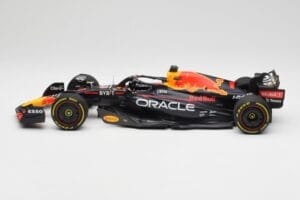 Oracle Red Bull Racing RB18 #1 M. Verstappen Winner Italian GP 2022 Minichamps 1:18 110221601 Diecast - image 3 of 7