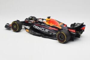 Oracle Red Bull Racing RB18 #1 M. Verstappen Winner Italian GP 2022 Minichamps 1:18 110221601 Diecast - image 5 of 7