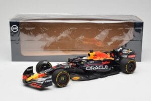 Oracle Red Bull Racing RB18 #1 M. Verstappen Winner Italian GP 2022 Minichamps 1:18 110221601 Diecast - image 7 of 7